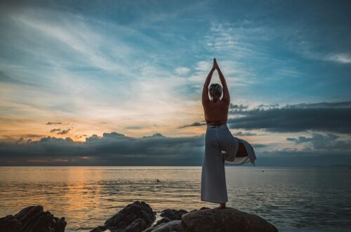 Sådan kan mindfulness og yogaøvelser hjælpe fodboldspillere med at forblive fokuserede på banen